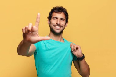 Genç yakışıklı Hintli adam gururlu bir ifade.