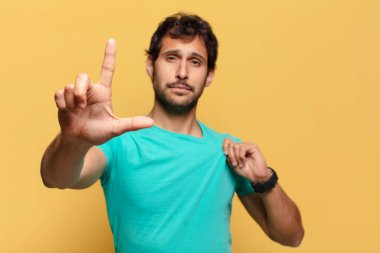 Genç yakışıklı Hintli adam gururlu bir ifade.