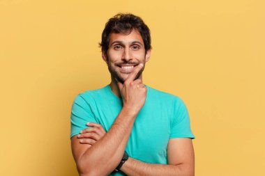 Genç, yakışıklı Hintli adam. Mutlu ve şaşırmış ifade