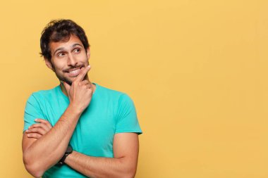 Genç, yakışıklı Hintli adam. Düşünen ya da kuşkulu ifade
