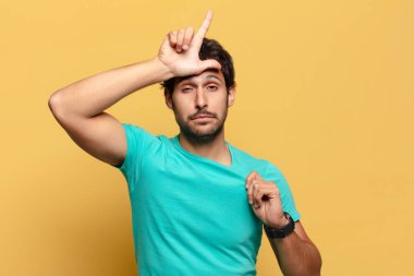 Genç yakışıklı Hintli adam gururlu bir ifade.