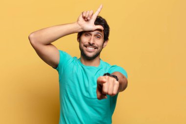 Genç yakışıklı Hintli adam gururlu bir ifade.