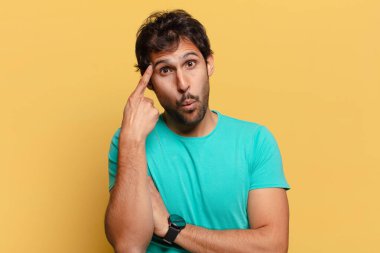 Genç, yakışıklı Hintli adam. şok veya şaşırmış ifade