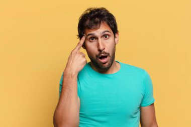 Genç, yakışıklı Hintli adam. şok veya şaşırmış ifade