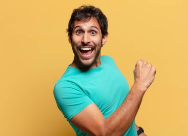 Genç, yakışıklı Hintli adam. şok veya şaşırmış ifade