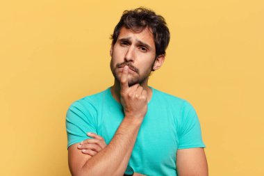 Genç ve yakışıklı Hintli adamın kafası karışık.