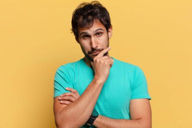 Genç ve yakışıklı Hintli adamın kafası karışık.