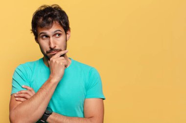 Genç, yakışıklı Hintli adam. Düşünen ya da kuşkulu ifade