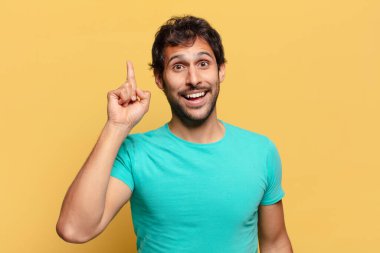 Genç, yakışıklı Hintli adam. şok veya şaşırmış ifade