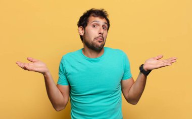 Genç ve yakışıklı Hintli adamın kafası karışık.