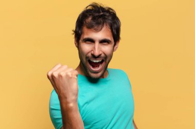 Genç, yakışıklı Hintli adam. Zaferi kazanan gibi kutluyoruz.