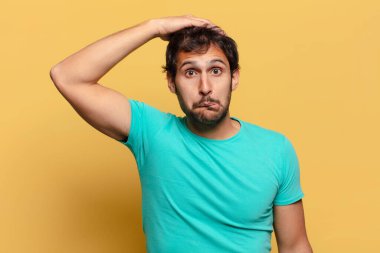 Genç ve yakışıklı Hintli adamın kafası karışık.