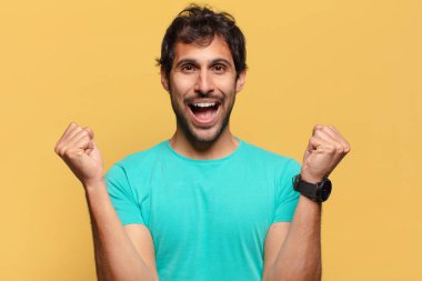 Genç, yakışıklı Hintli adam. Zaferi kazanan gibi kutluyoruz.