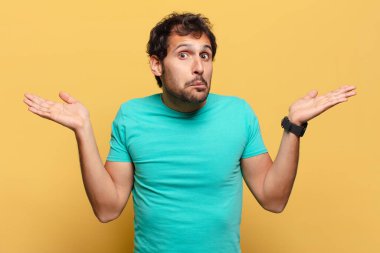 Genç ve yakışıklı Hintli adamın kafası karışık.