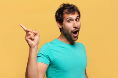 Genç, yakışıklı Hintli adam. Zaferi kazanan gibi kutluyoruz.