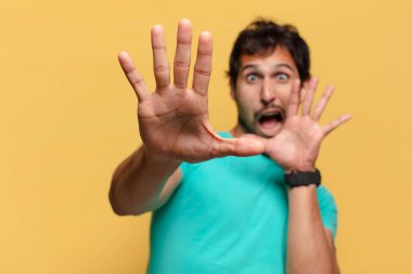 Genç yakışıklı Hintli adam korkmuş yüz ifadesi