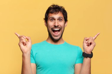 Genç, yakışıklı Hintli adam. Zaferi kazanan gibi kutluyoruz.