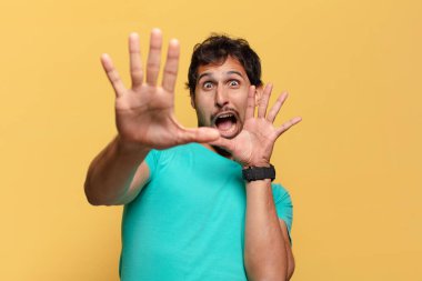 Genç yakışıklı Hintli adam korkmuş yüz ifadesi