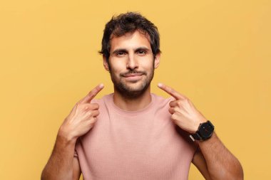 Genç, yakışıklı Hintli adam. Mutlu ve şaşırmış ifade