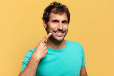 Genç, yakışıklı Hintli adam. Mutlu ve şaşırmış ifade