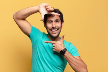 Genç yakışıklı Hintli adam gururlu bir ifade.