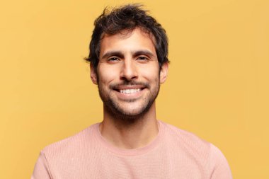 Genç, yakışıklı Hintli adam. Mutlu ve şaşırmış ifade