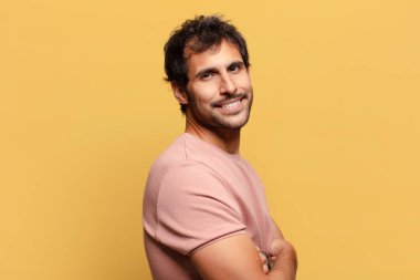 Genç, yakışıklı Hintli adam. Mutlu ve şaşırmış ifade