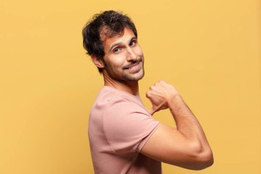 Genç yakışıklı Hintli adam gururlu bir ifade.