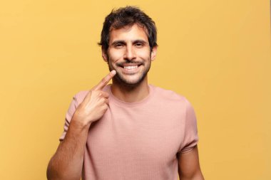 Genç, yakışıklı Hintli adam. Mutlu ve şaşırmış ifade