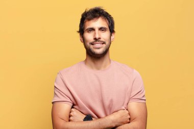 Genç, yakışıklı Hintli adam. Mutlu ve şaşırmış ifade