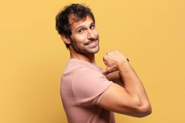 Genç yakışıklı Hintli adam gururlu bir ifade.