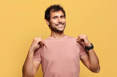 Genç yakışıklı Hintli adam gururlu bir ifade.