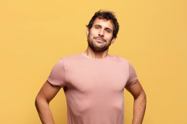 Genç yakışıklı Hintli adam gururlu bir ifade.