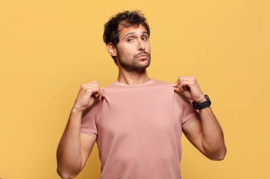 Genç yakışıklı Hintli adam gururlu bir ifade.