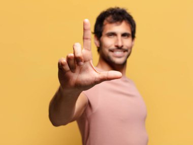 Genç yakışıklı Hintli adam gururlu bir ifade.