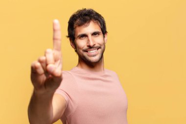 Genç yakışıklı Hintli adam gururlu bir ifade.