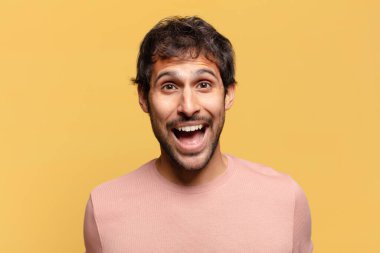 Genç, yakışıklı Hintli adam. şok veya şaşırmış ifade