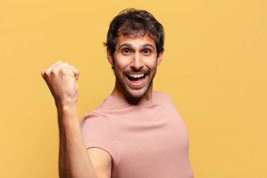 Genç, yakışıklı Hintli adam. Zaferi kazanan gibi kutluyoruz.