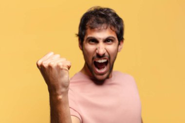 Genç, yakışıklı Hintli adam.