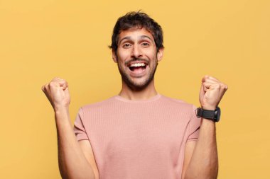 Genç, yakışıklı Hintli adam. Zaferi kazanan gibi kutluyoruz.