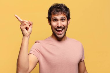 Genç, yakışıklı Hintli adam. Zaferi kazanan gibi kutluyoruz.