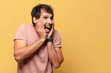 Genç ve yakışıklı Hintli adam mutlu ve şaşırmış