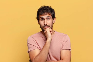 Genç ve yakışıklı Hintli adamın kafası karışık.