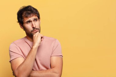Genç, yakışıklı Hintli adam. Düşünen ya da kuşkulu ifade