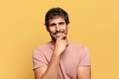 Genç, yakışıklı Hintli adam. Düşünen ya da kuşkulu ifade