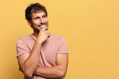 Genç, yakışıklı Hintli adam. Düşünen ya da kuşkulu ifade