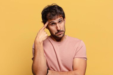 Genç, yakışıklı Hintli adam. Düşünen ya da kuşkulu ifade