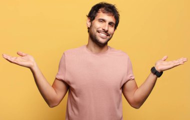 Genç ve yakışıklı Hintli adamın kafası karışık.