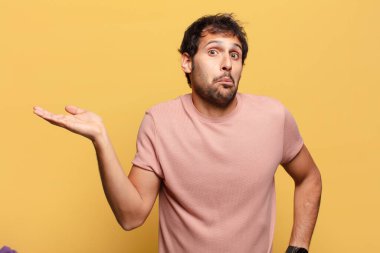 Genç ve yakışıklı Hintli adamın kafası karışık.