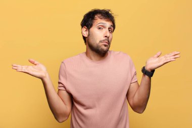 Genç ve yakışıklı Hintli adamın kafası karışık.